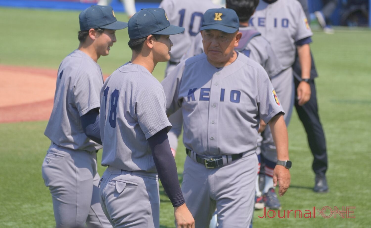 慶應義塾大学 堀井監督が先発・渡辺を労う-Journal-ONE撮影