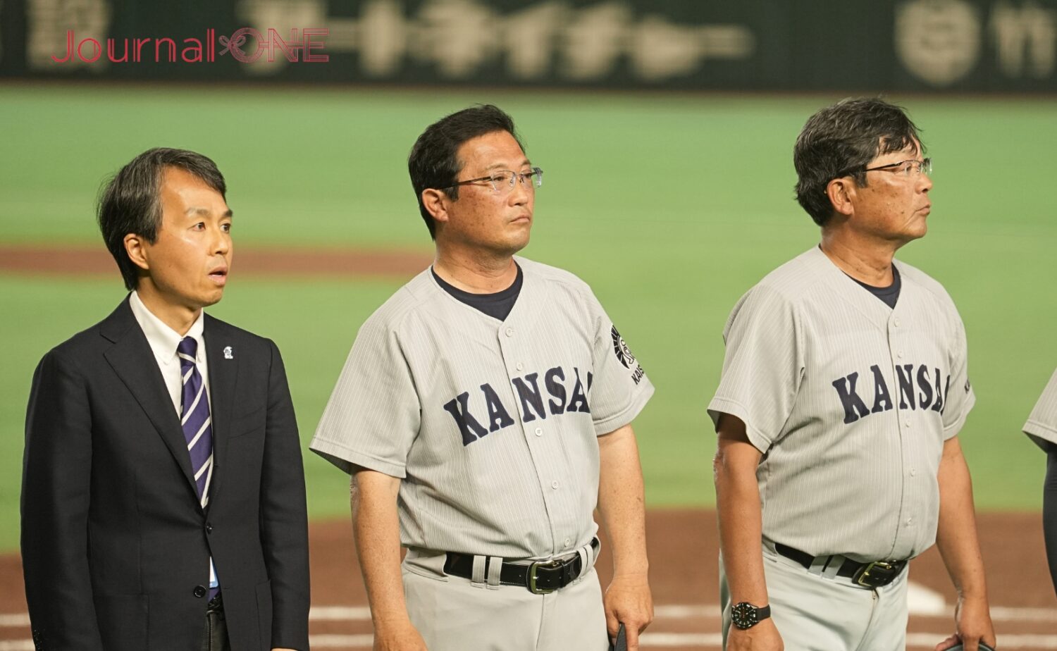 応援団の学歌斉唱を聞く小田監督(中央)-Journal-ONE撮影