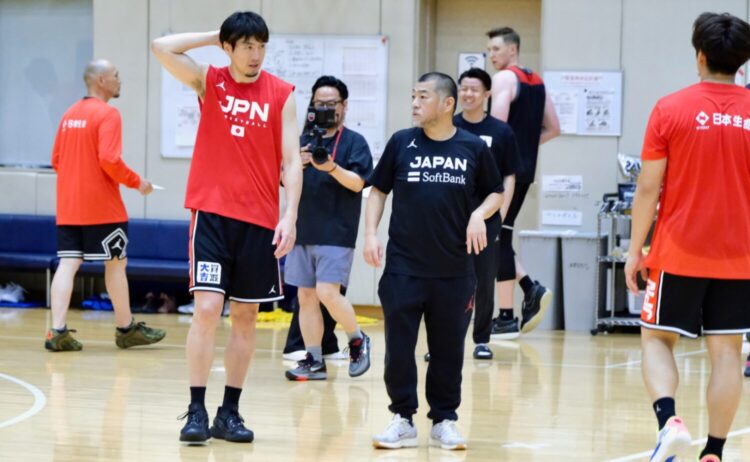 桶谷大HCと会話する比江島慎-永塚和志撮影