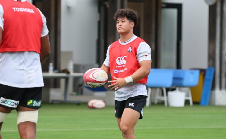 昨季、明治大学を優勝に導いたSO伊藤龍之介-斉藤健仁撮影