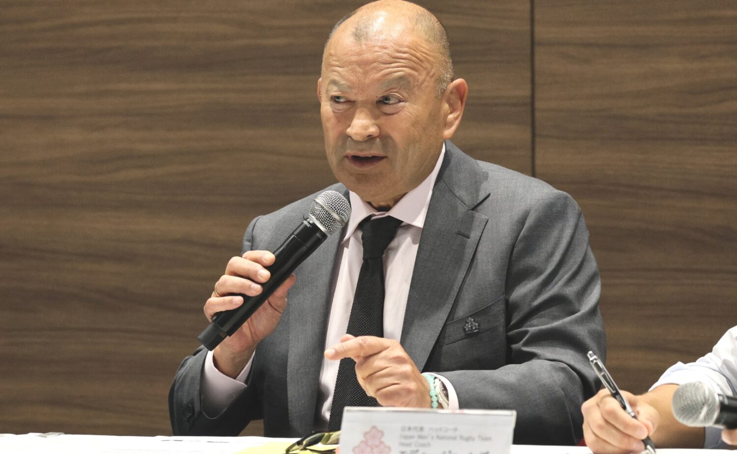 謝罪するジョーンズHC‐斉藤健仁撮影