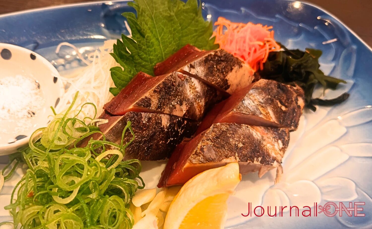 ひろめ市場で提供される藁焼きカツオのたたき