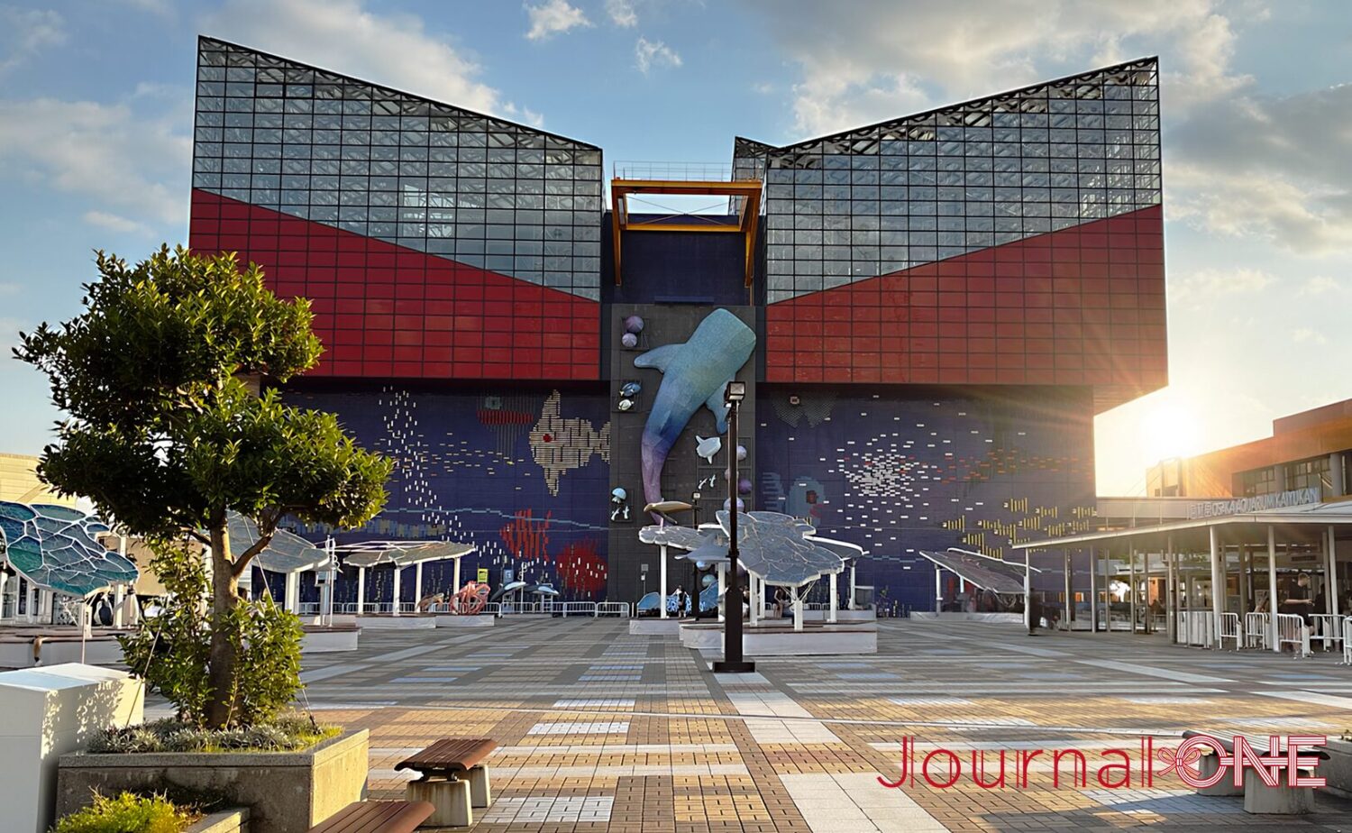 世界最大級の水族館・海遊館。ジンベエザメが描かれた象徴的な建物の先には、5400トンの海が待っている。
