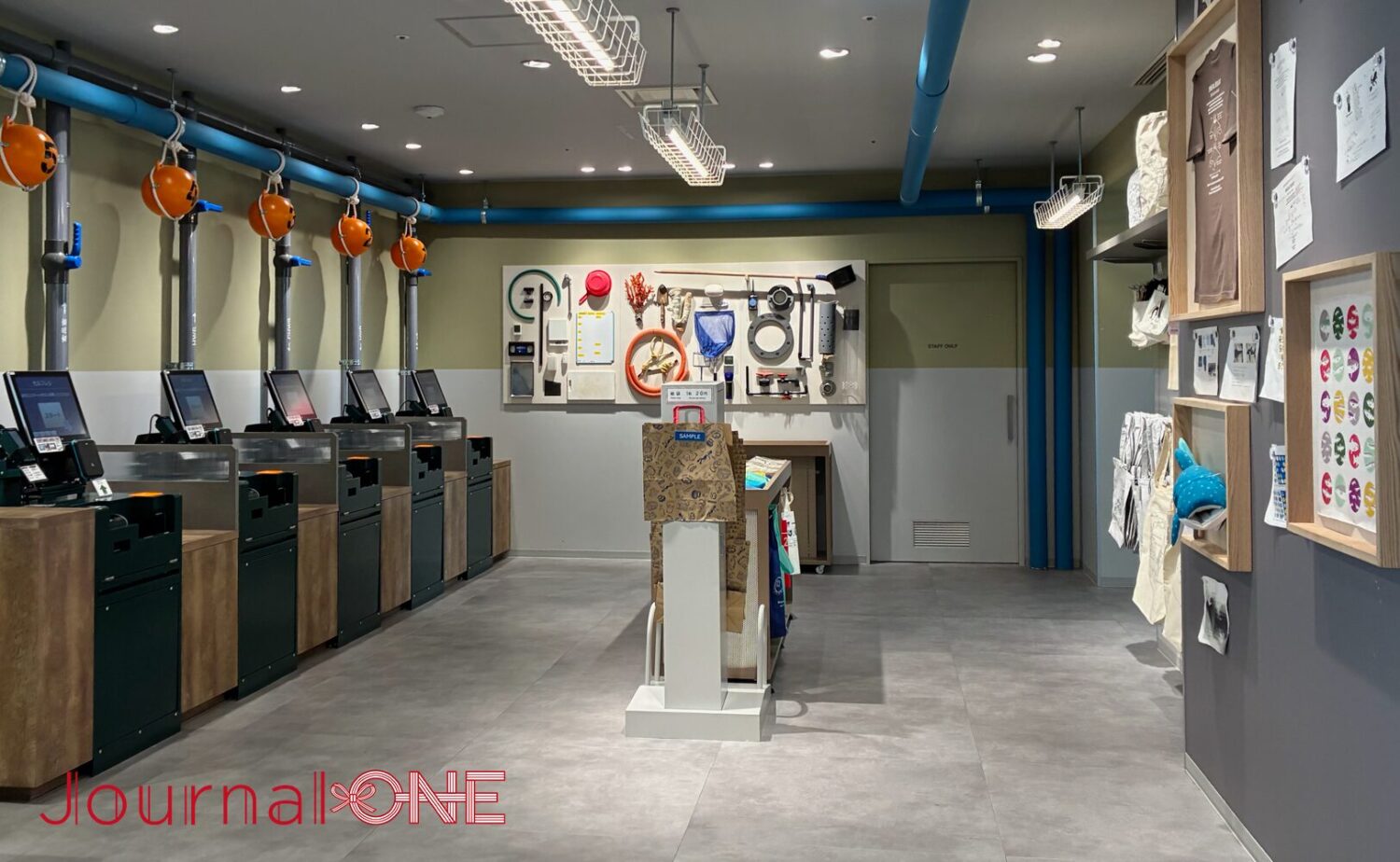 海遊館オフィシャルショップ内の「架空の商品開発部」をテーマにした展示空間。飼育現場をイメージした道具や備品が並ぶ。