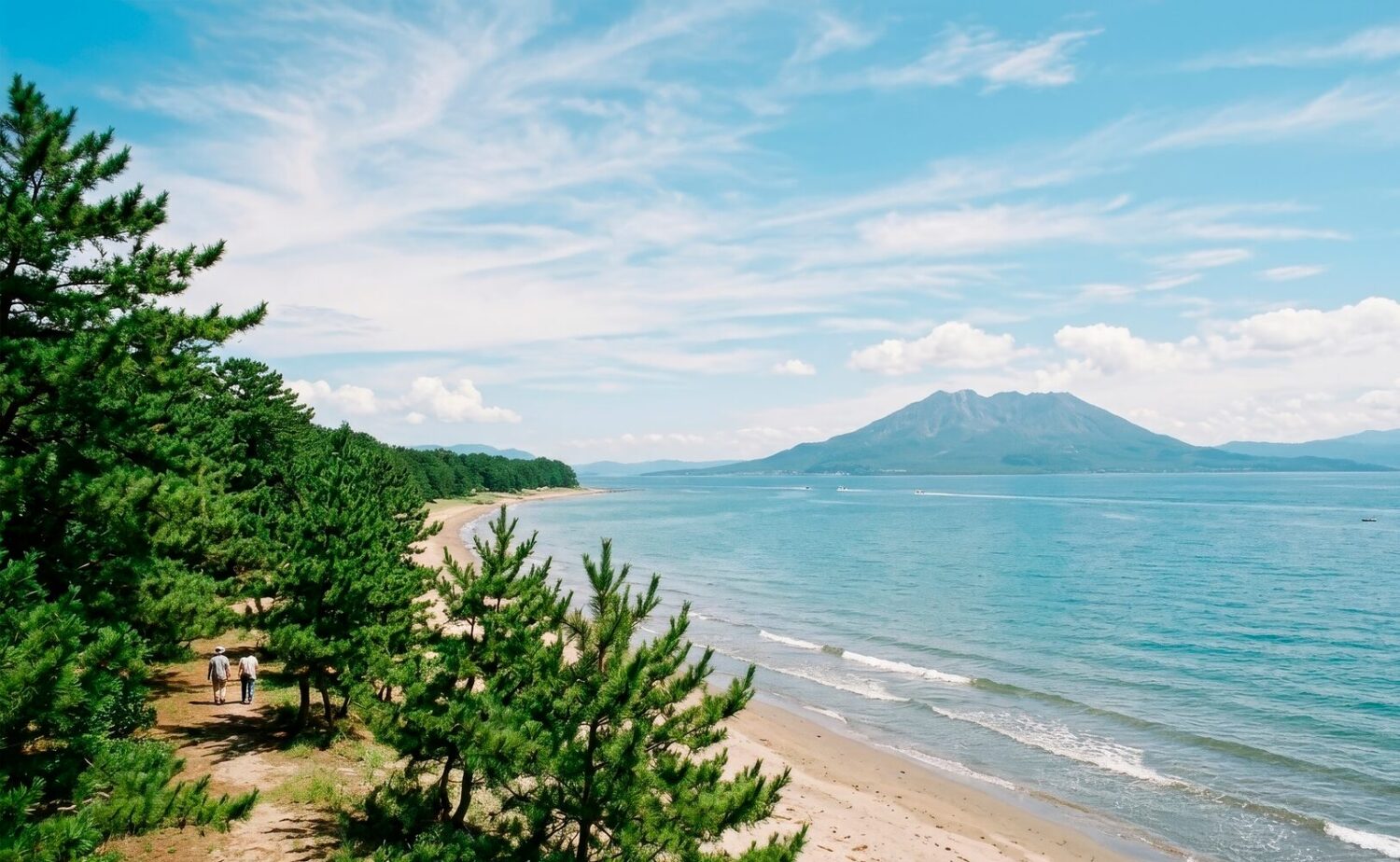 海と火山が近い鹿児島・錦江湾沿岸の風景