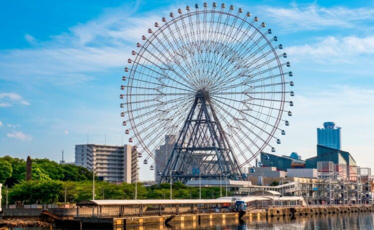 大阪港の川側から望む天保山大観覧車。
