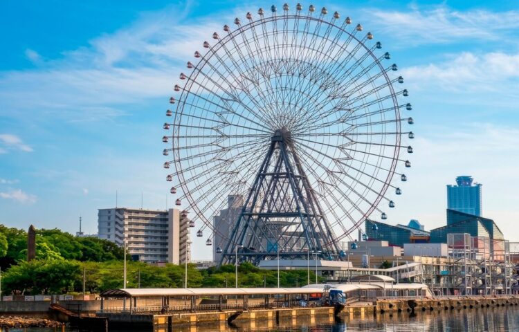 大阪港の川側から望む天保山大観覧車。