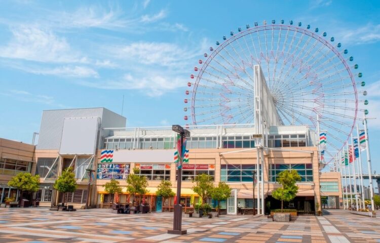 大阪港の天保山マーケットプレースの外観。広々としたタイルの広場に映えるモダンな商業施設。