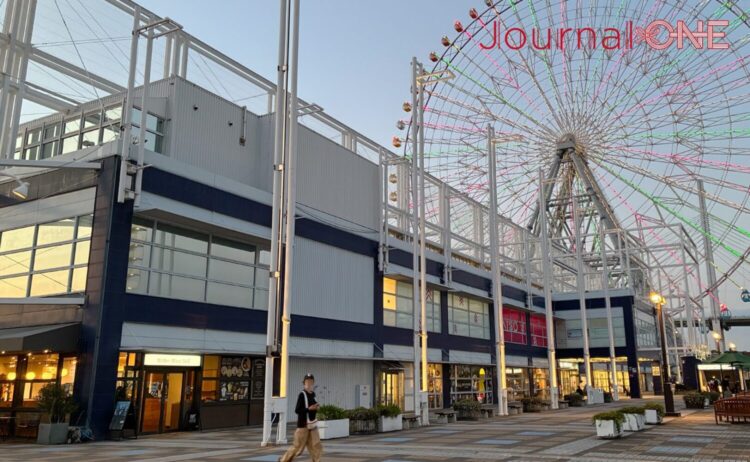 大阪港のウォーターフロントに位置する複合商業施設「天保山マーケットプレイス」の外観と、背後にそびえる「天保山大観覧車」。