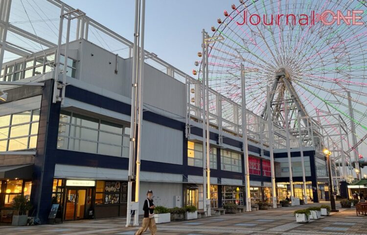 大阪港のウォーターフロントに位置する複合商業施設「天保山マーケットプレイス」の外観と、背後にそびえる「天保山大観覧車」。