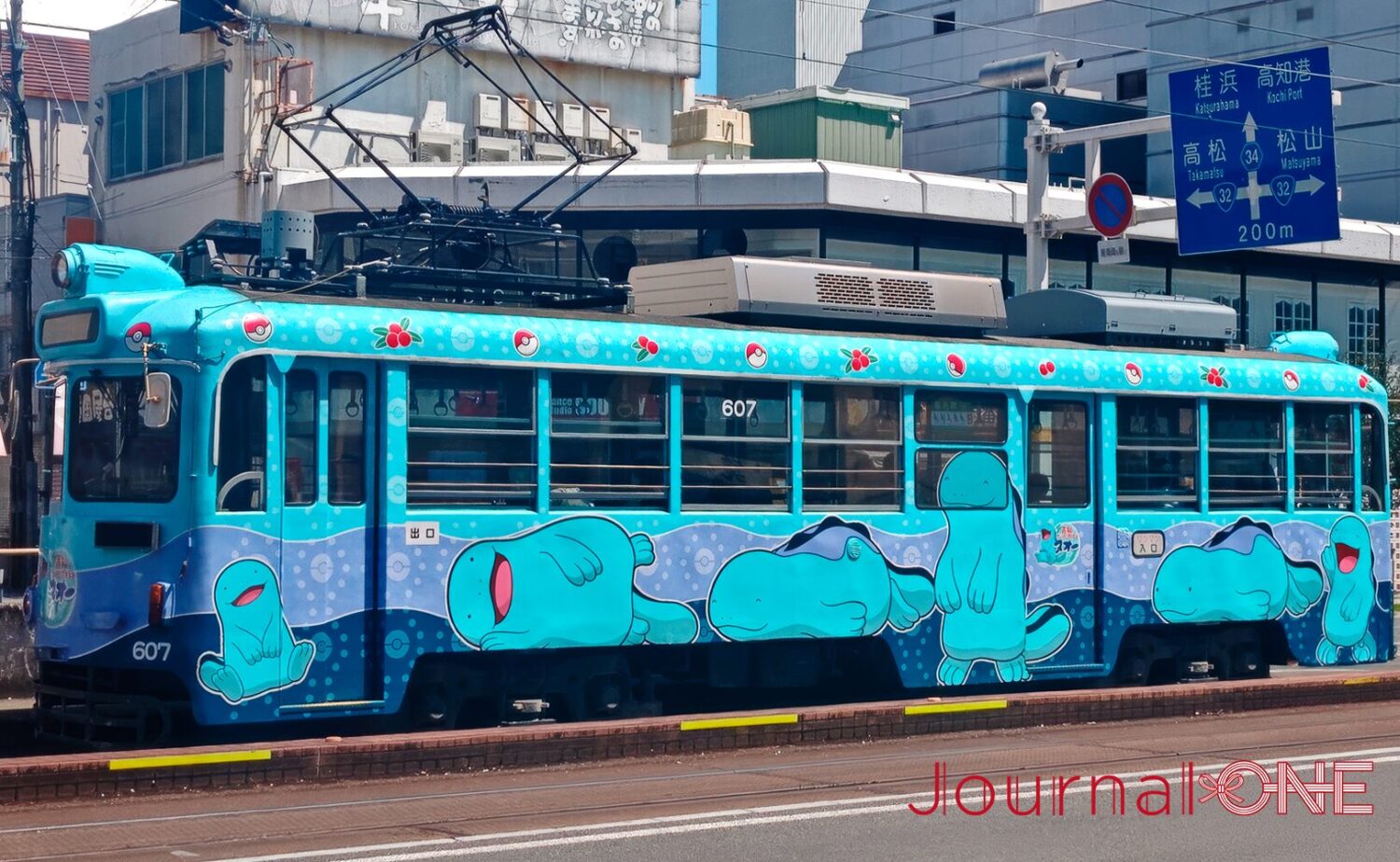 高知市内を走るとさでん交通の路面電車