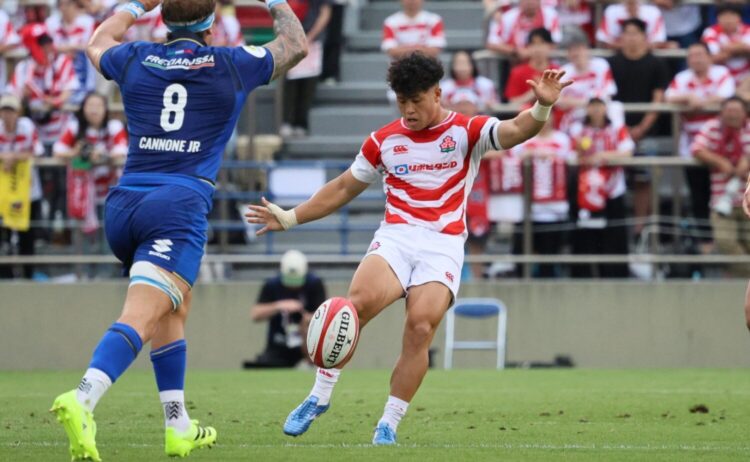 キックを蹴るSO伊藤‐斉藤健仁撮影