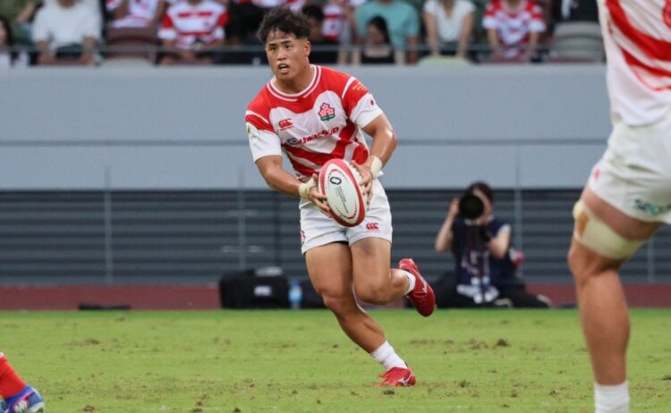 7月のテストマッチ3試合で先発し、一気に中軸となったSO伊藤（明治大学4年）-斉藤健仁撮影