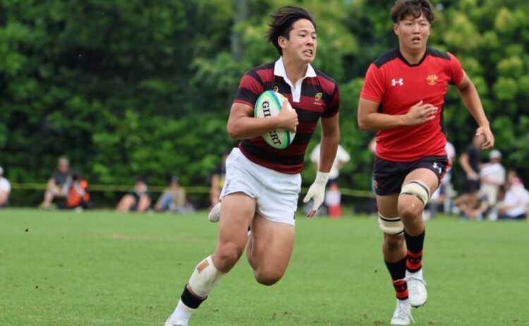 早稲田大学の10番を務めるSO服部。今年3年生となった。よりチームをドライブしたい
