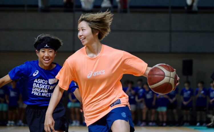 ASICS スペシャルゲームで攻め込む東藤なな子-永塚和志撮影