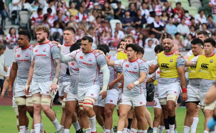 試合前、ディアンズ主将を先頭に「トレイン」でロッカーに戻る日本代表‐斉藤健仁撮影