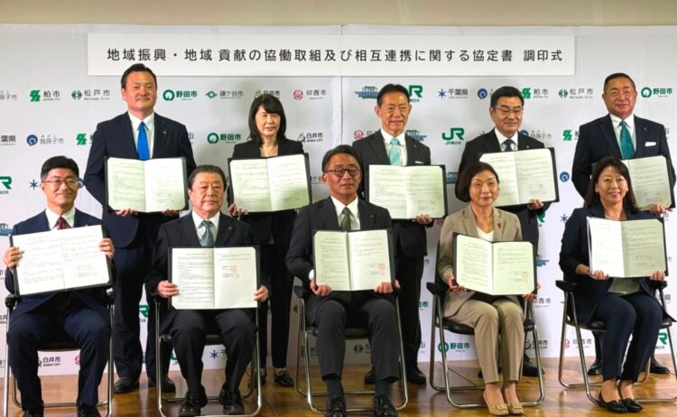 グリーンウォリアーズ調印式には東葛エリアの8市長も参加‐斉藤健仁撮影