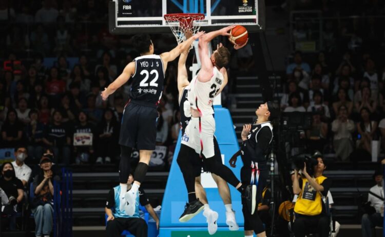 インサイドでのパワフルなプレー@FIBA