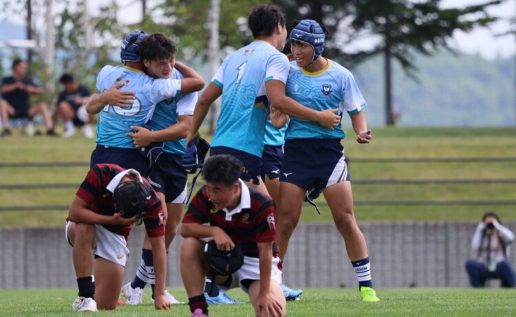 優勝を決めて喜ぶ桐蔭学園‐斉藤健仁撮影
