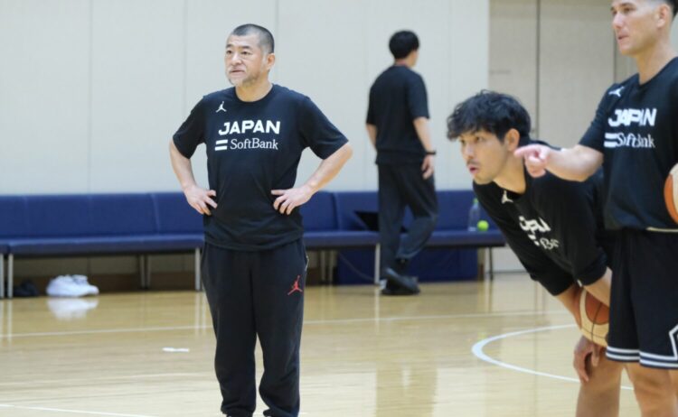 選手の動きに目を配る桶谷HC-永塚和志撮影