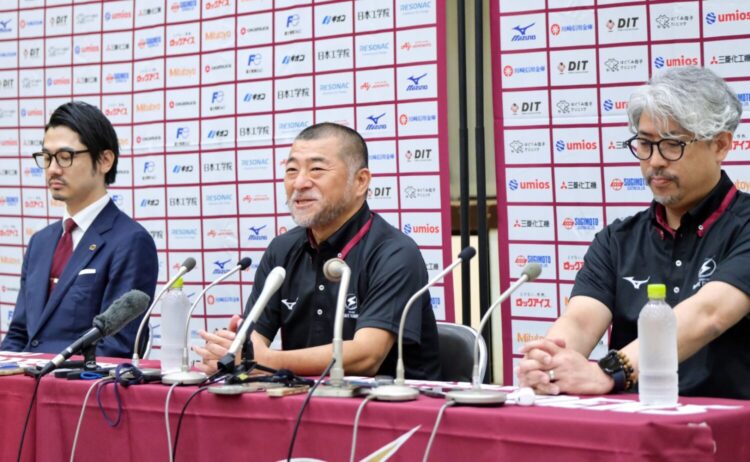 就任記者会見での桶谷大HC(中央)、川崎渉社長、佐藤賢次GM-永塚和志撮影