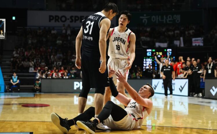 ホーキンソンは激しいマークで倒れるシーンも@FIBA