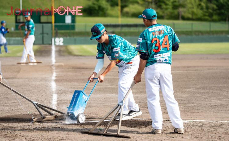 試合途中のグランド整備をする旭川ビースターズの選手たち-Journal-ONE撮影