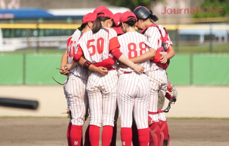 同点のピンチを迎え円陣を組む旭川明成ナイン-Journal-ONE撮影