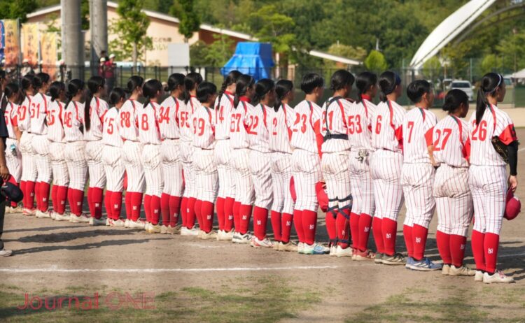 旭川明成 接戦を制し効果を歌う選手たち-Journal-ONE撮影