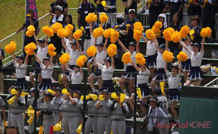 女子高校野球 オリジナル楽曲で選手を鼓舞する京都外大西応援席-Journal-ONE撮影