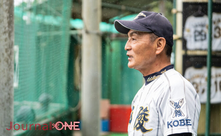 選手たちの成長に目を細める石原監督-Journal-ONE撮影