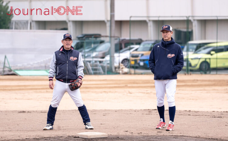 元西武の前田コーチ(右)も選手たちの指導にあたる‐Journal-ONE撮影