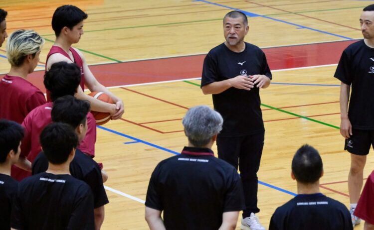 ブレイブサンダースの選手たちと対面した桶谷大HC‐永塚和志撮影