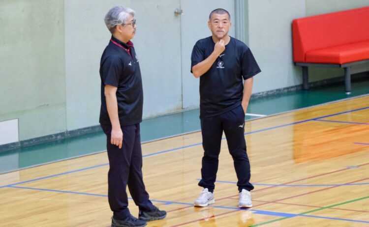 練習を見守る桶谷大HC‐永塚和志撮影