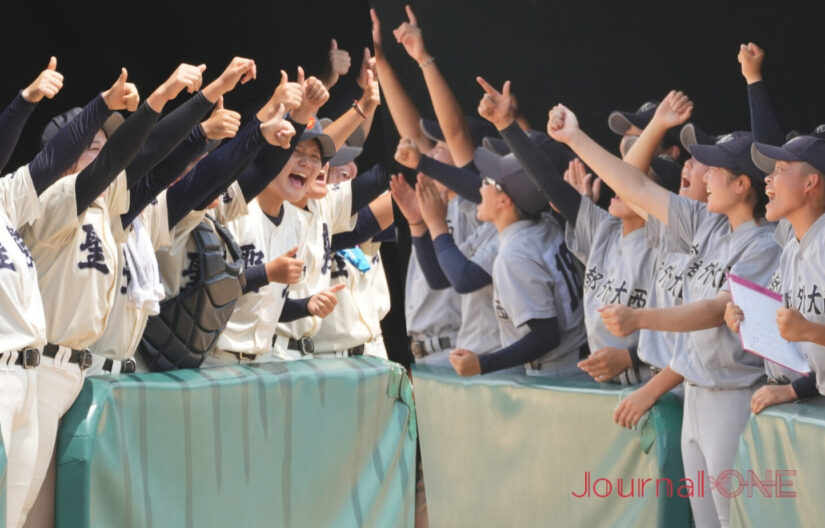 女子高校野球 弘前学院聖愛と京都外大西のベンチ-Journal-ONE撮影