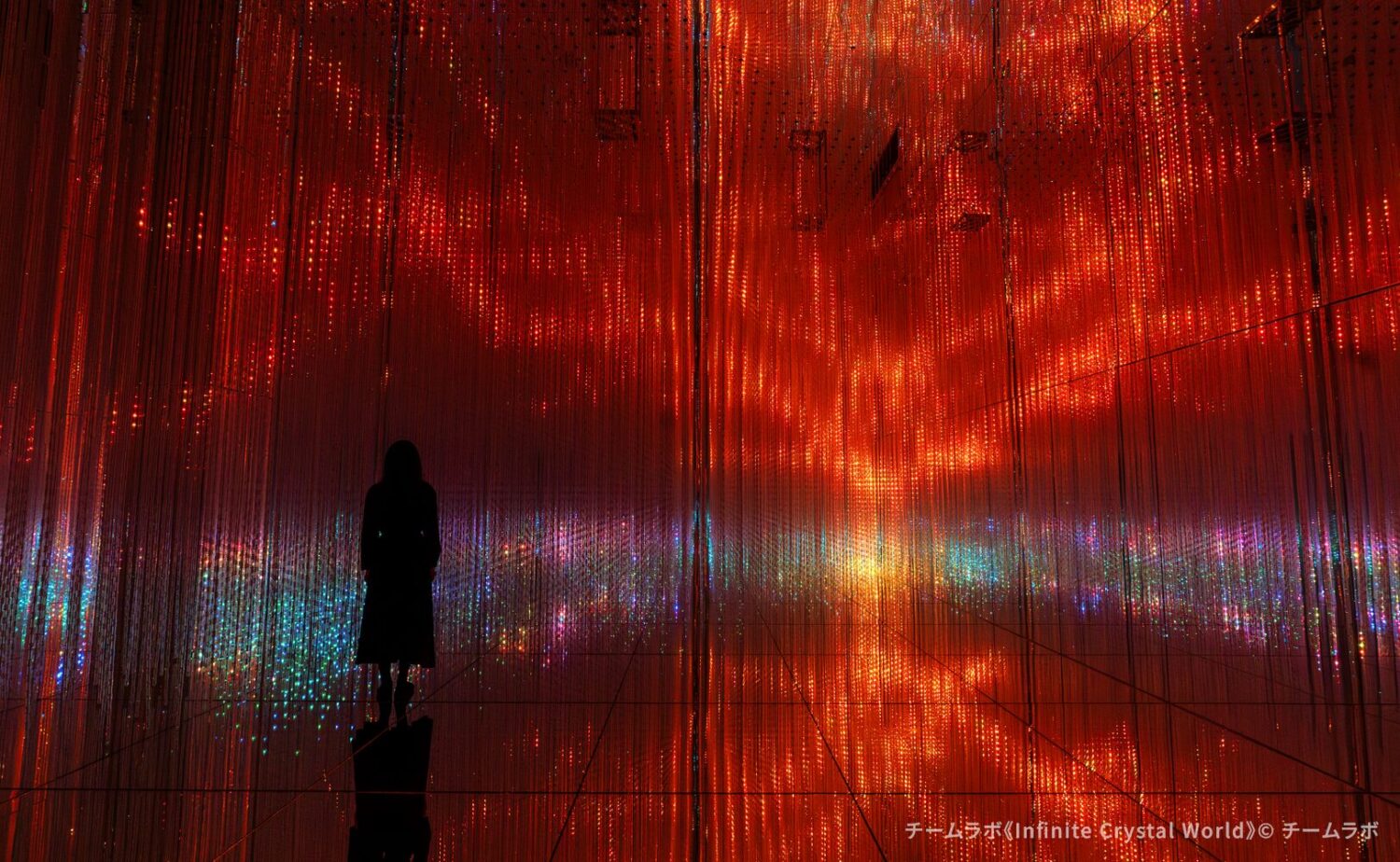 チームラボ京都の《Infinite Crystal World》 光の結晶が無限に広がる幻想的な没入型デジタルアート空間