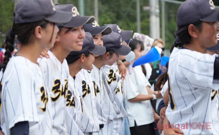 ベンチが入の選手を含め93人で初戦突破した神戸広陵-Journal-ONE撮影