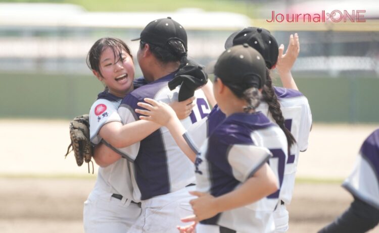 勝利の瞬間抱き合って喜ぶ佐久長聖のクローザー 浦川(左)-Journal-ONE撮影