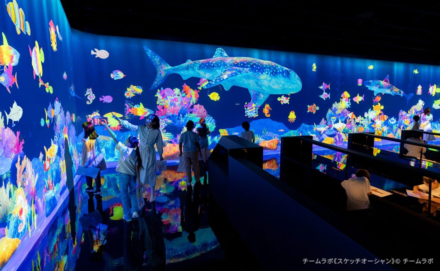 チームラボ《スケッチオーシャン》 来場者が描いた魚たちがデジタルの海を泳ぐ体験型アート作品