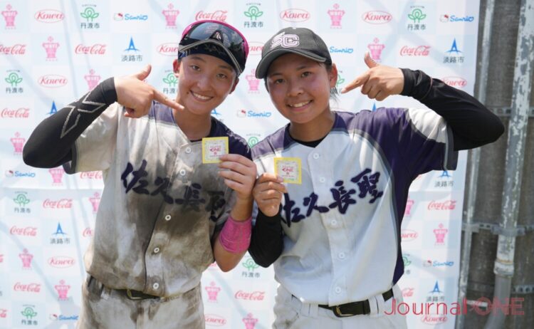 試合後に笑顔を見せた阿部（左）と鈴木の殊勲コンビ-Journal-ONE撮影