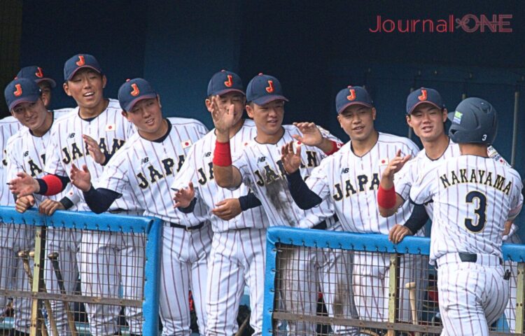侍ジャパン大学日本代表 本塁打を打った選手を迎える選手たち‐Journal-ONE撮影