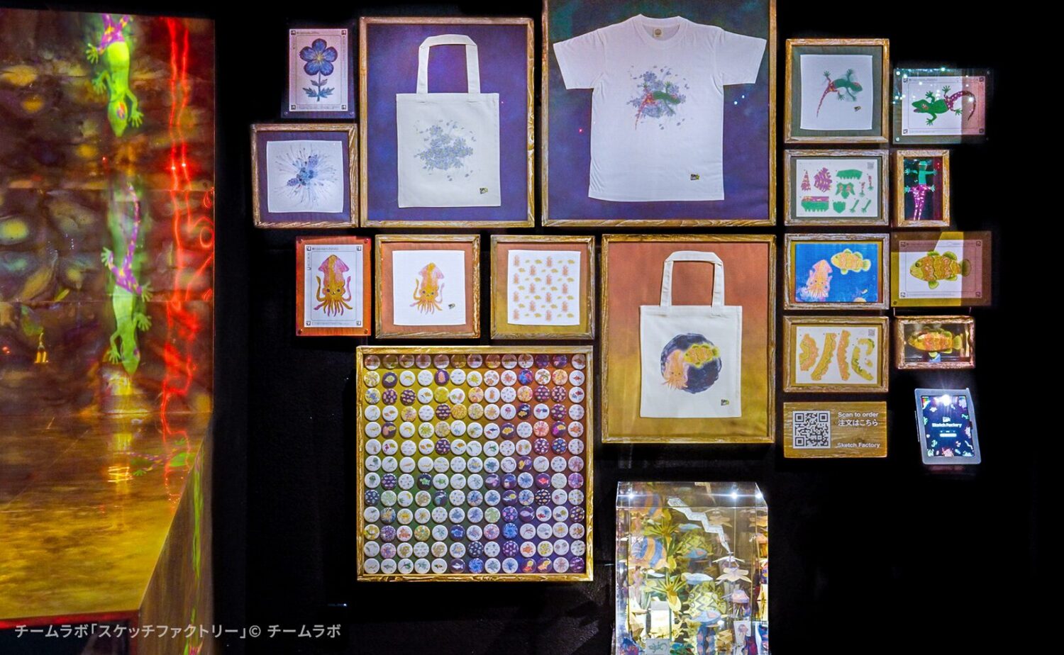 チームラボ スケッチファクトリーで制作できるオリジナルグッズの展示。描いた生き物の絵をTシャツやトートバッグ、缶バッジにできる