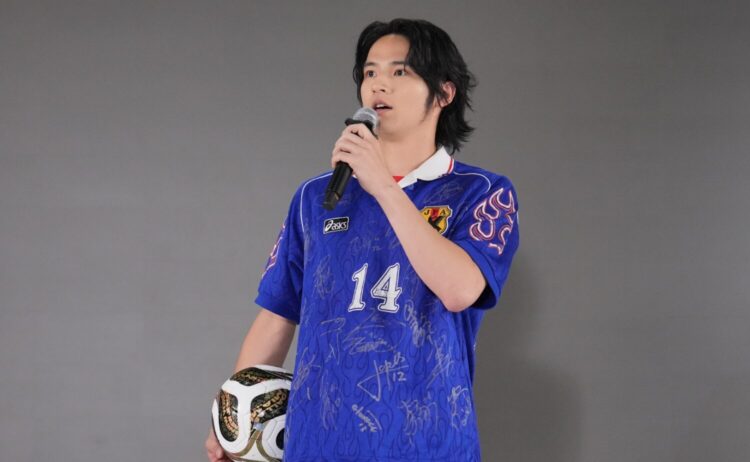 アンダードッグ 鑑定額500万円のユニを着る水上-『アンダードッグ-日本初のW杯出場を決めたポンコツ男-』製作委員会
