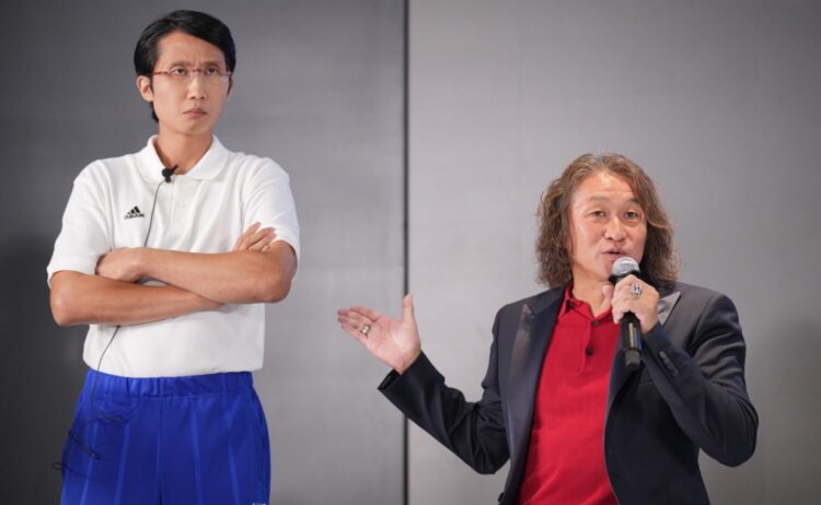 岡田監督のキャストも似ている-『アンダードッグ-日本初のW杯出場を決めたポンコツ男-』製作委員会