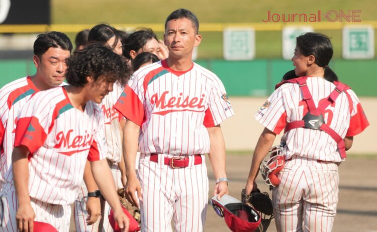 応援団に勝利報告をする大場監督-Journal-ONE撮影