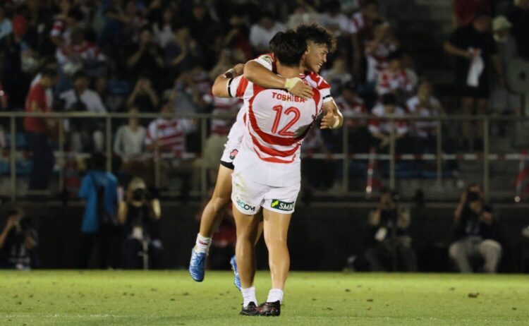 ラグビー日本代表 抱き合って喜ぶCTB廣瀬、SO伊藤 明大の先輩と後輩-斉藤健仁撮影