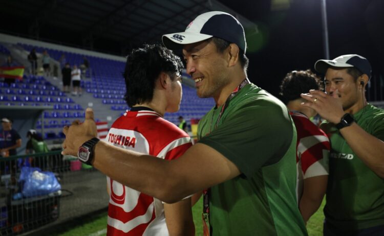 選手を称える大久保HC@JRFU