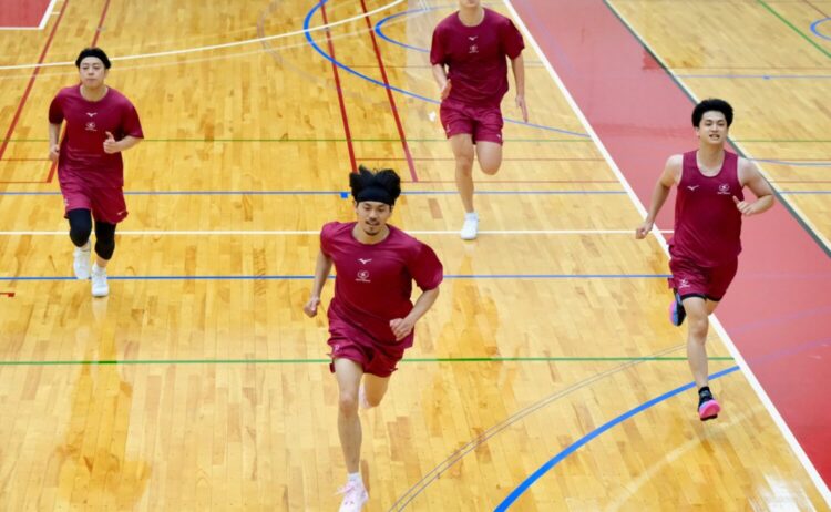 桶谷大HCが見守る中精力的に練習に取り組む川崎ブレイブサンダースの選手たち-永塚和志撮影