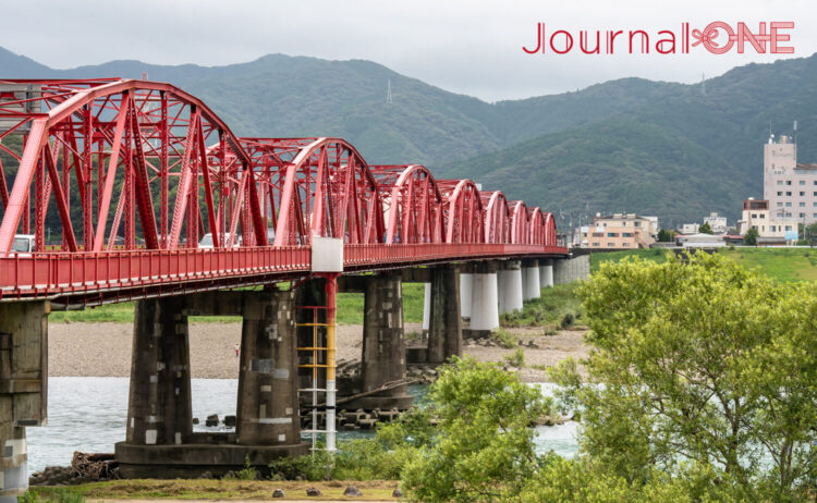高知県四万十市にある四万十川の鉄橋、赤鉄橋