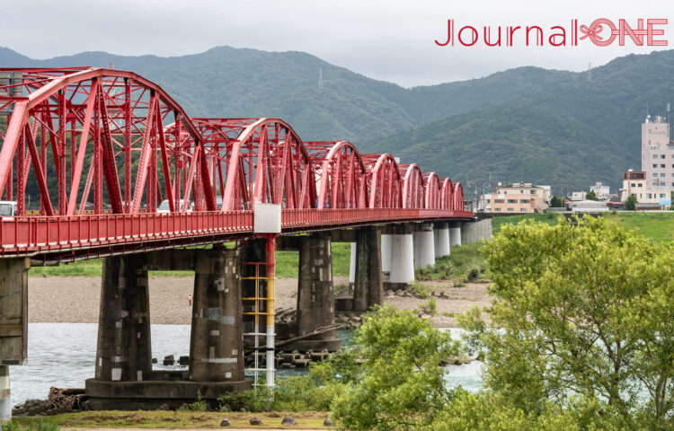 高知県四万十市にある四万十川の鉄橋、赤鉄橋